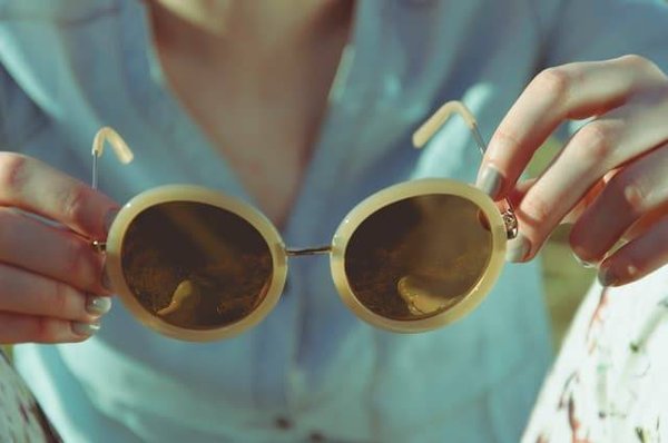 Comment choisir ses lunettes de soleil en fonction de la forme de son visage ?